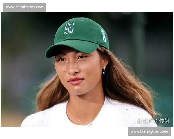 郑钦文赠阿尔卡拉斯 Labubu：温网训练场暖心互动，潮玩跨界点燃网坛友谊